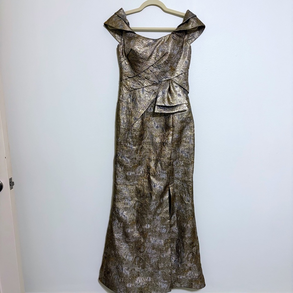 EUC Janique MOB MOG Formal gold gown Size 4